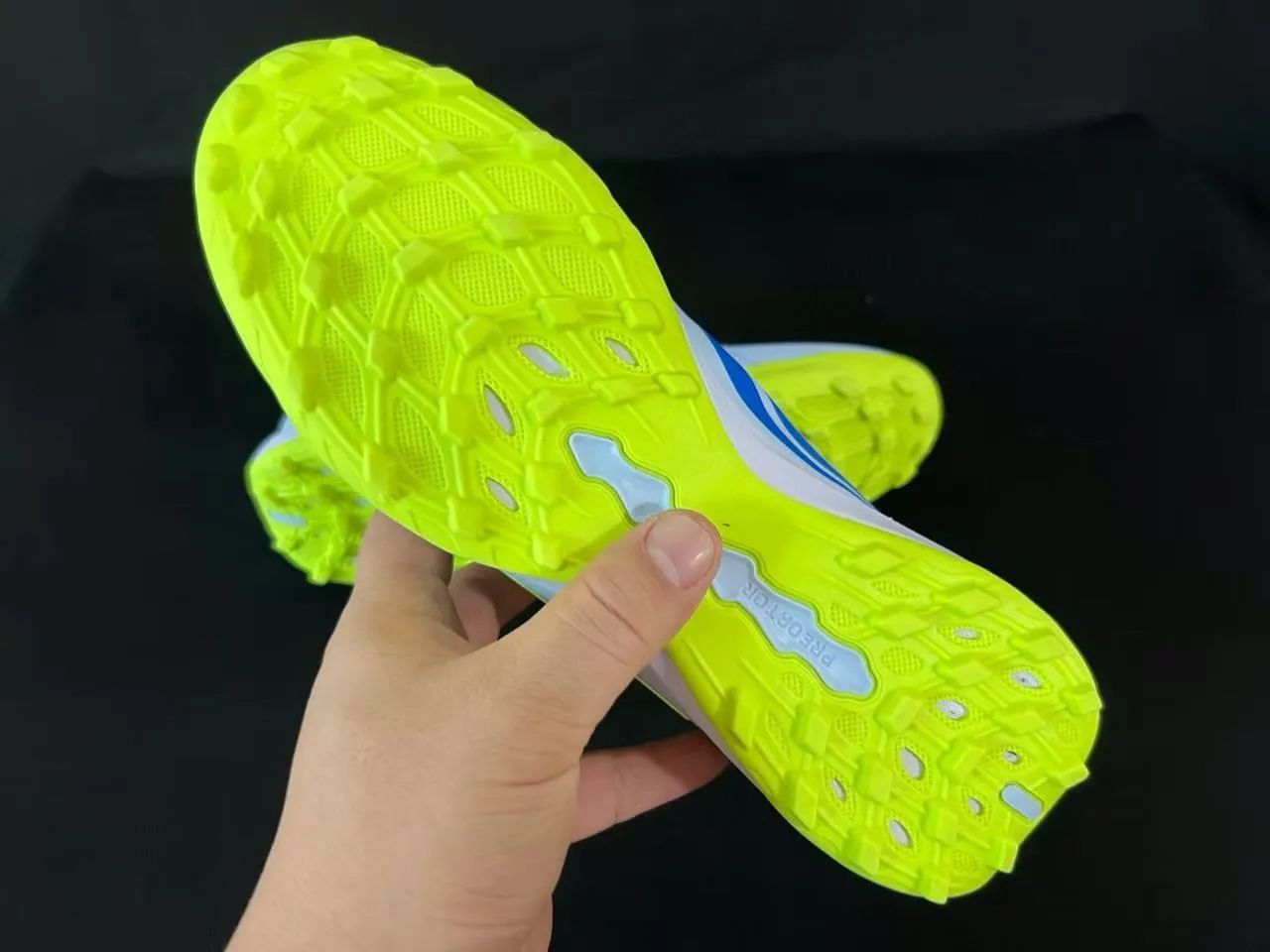 Adidas Chaussures de football blanches jaunes basses tige synthétique crampons coniques moulés pelouse artificielle 3