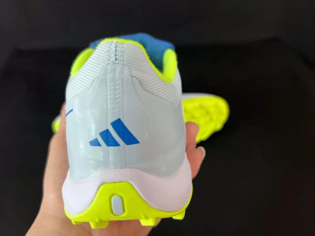 Adidas Chaussures de football blanches jaunes basses tige synthétique crampons coniques moulés pelouse artificielle 4