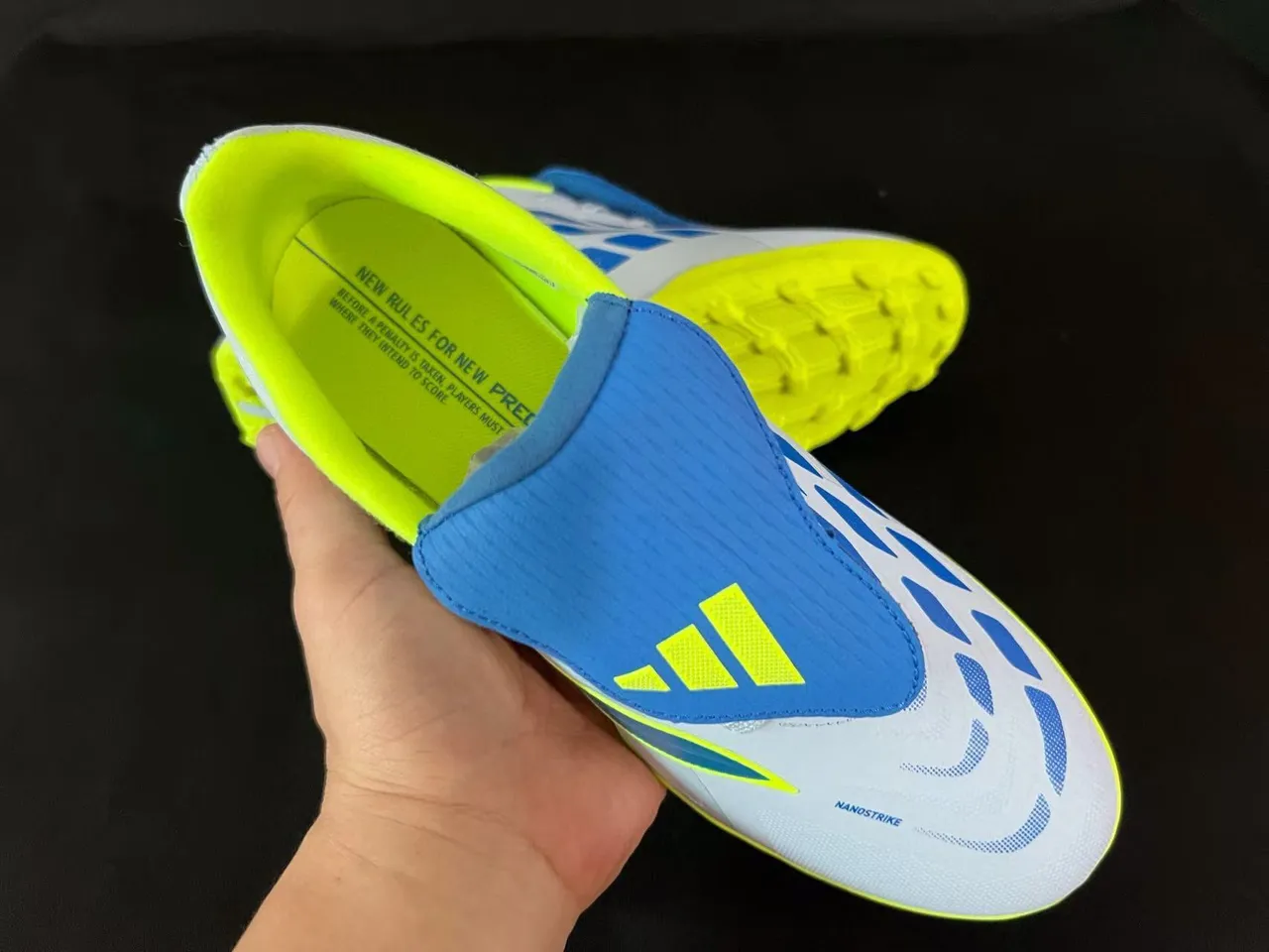 Adidas Chaussures de football blanches jaunes basses tige synthétique crampons coniques moulés pelouse artificielle 5