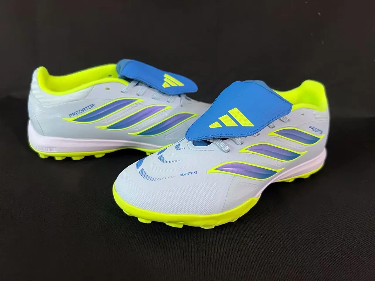 Adidas Chaussures de football blanches jaunes basses tige synthétique crampons coniques moulés pelouse artificielle 6