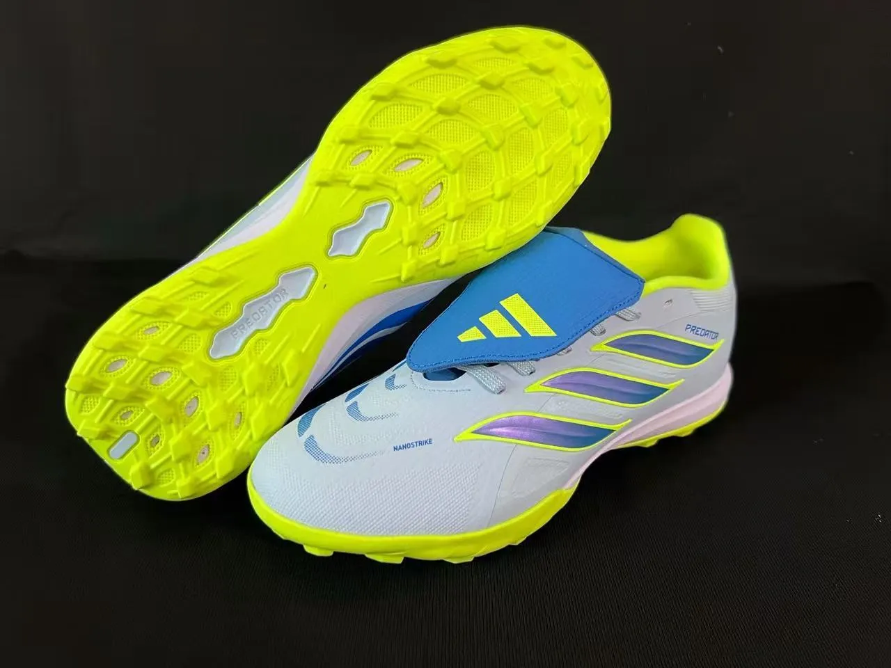 Adidas Chaussures de football blanches jaunes basses tige synthétique crampons coniques moulés pelouse artificielle 7