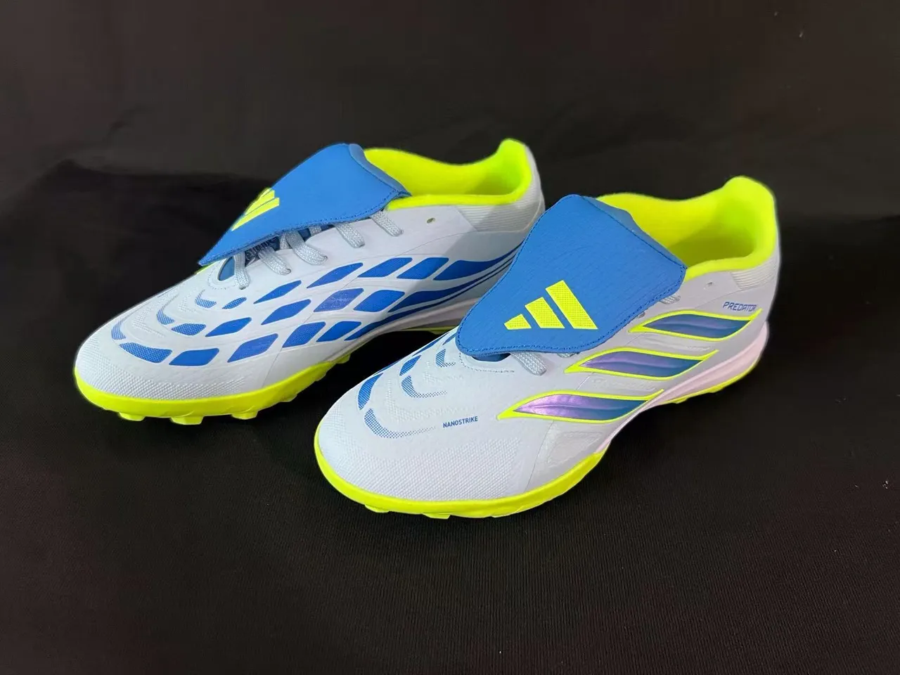 Adidas Chaussures de football blanches jaunes basses tige synthétique crampons coniques moulés pelouse artificielle 9