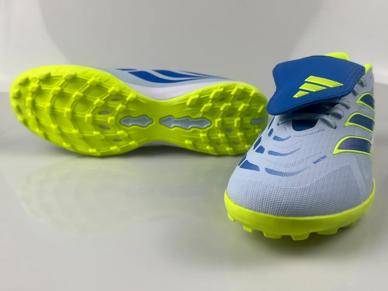 Adidas Chaussures de football blanches jaunes basses tige synthétique crampons coniques moulés pelouse artificielle 10