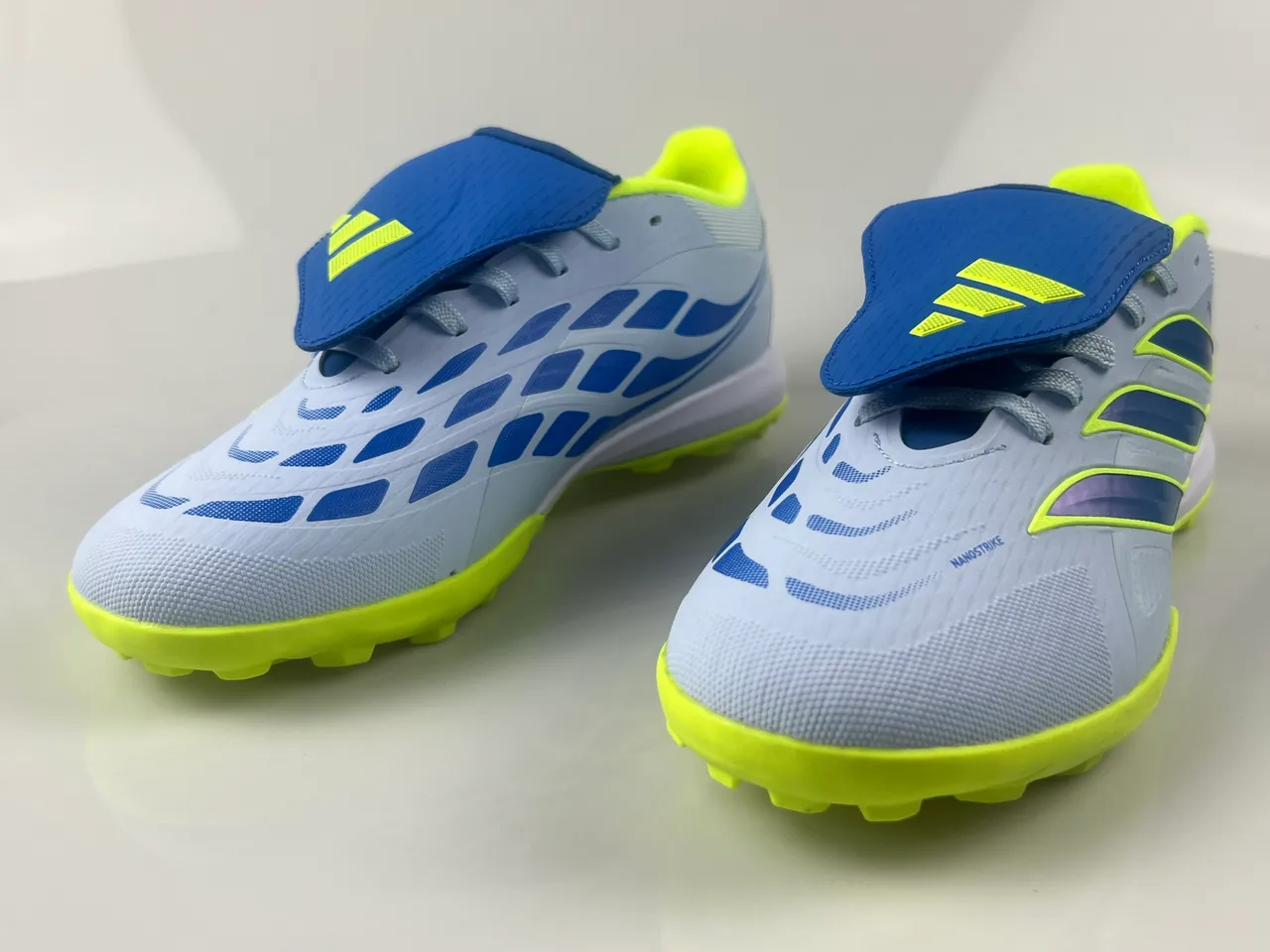 Adidas Chaussures de football blanches jaunes basses tige synthétique crampons coniques moulés pelouse artificielle 11