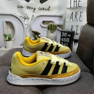 Adidas पीला काला सूड ऊपरी तीन पट्टियाँ वाला साइड पैनल लाइफस्टाइल स्नीकर