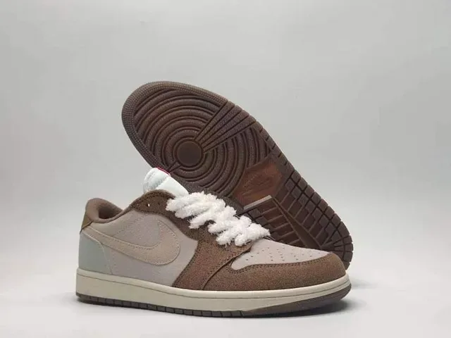 Tênis lifestyle de cano baixo Air Jordan 1 com cabedal em camurça marrom e bege 2