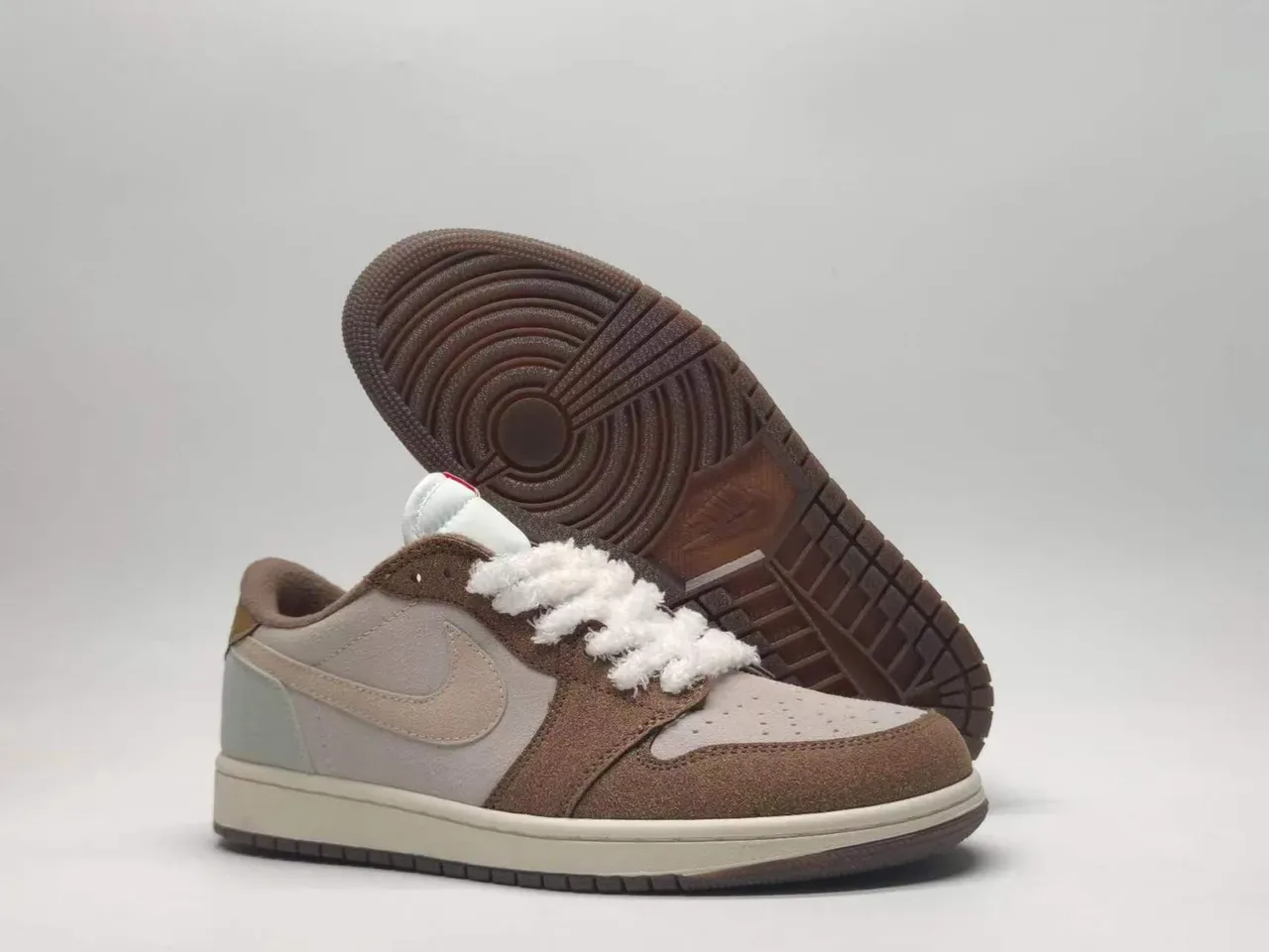 Tênis lifestyle de cano baixo Air Jordan 1 com cabedal em camurça marrom e bege 3