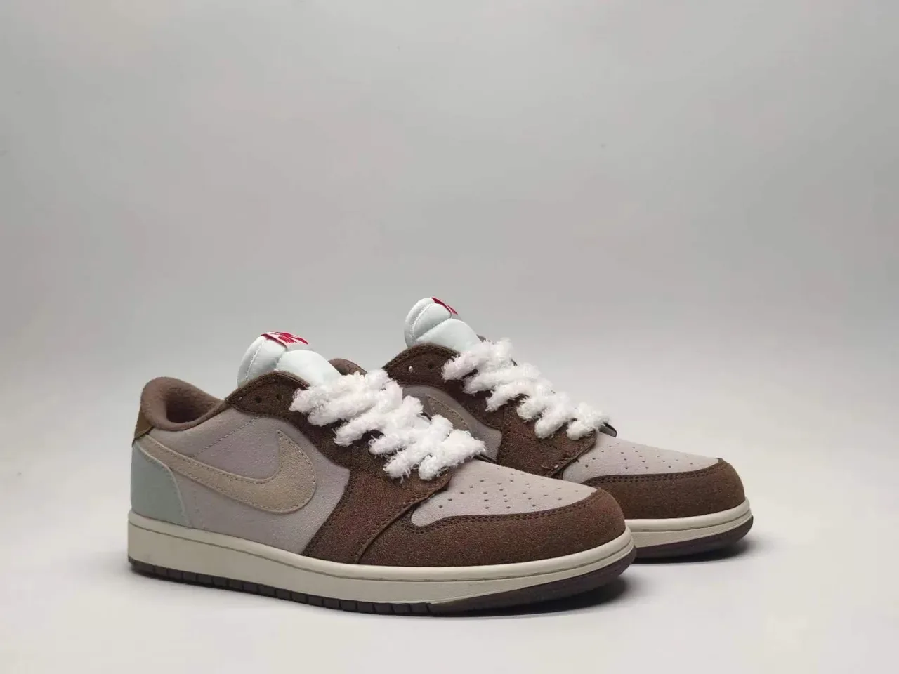 Tênis lifestyle de cano baixo Air Jordan 1 com cabedal em camurça marrom e bege 4