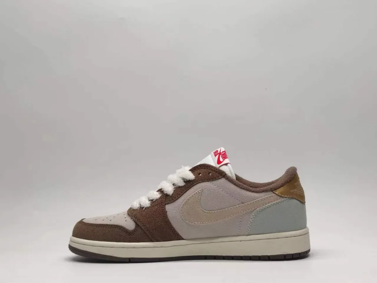Tênis lifestyle de cano baixo Air Jordan 1 com cabedal em camurça marrom e bege 5