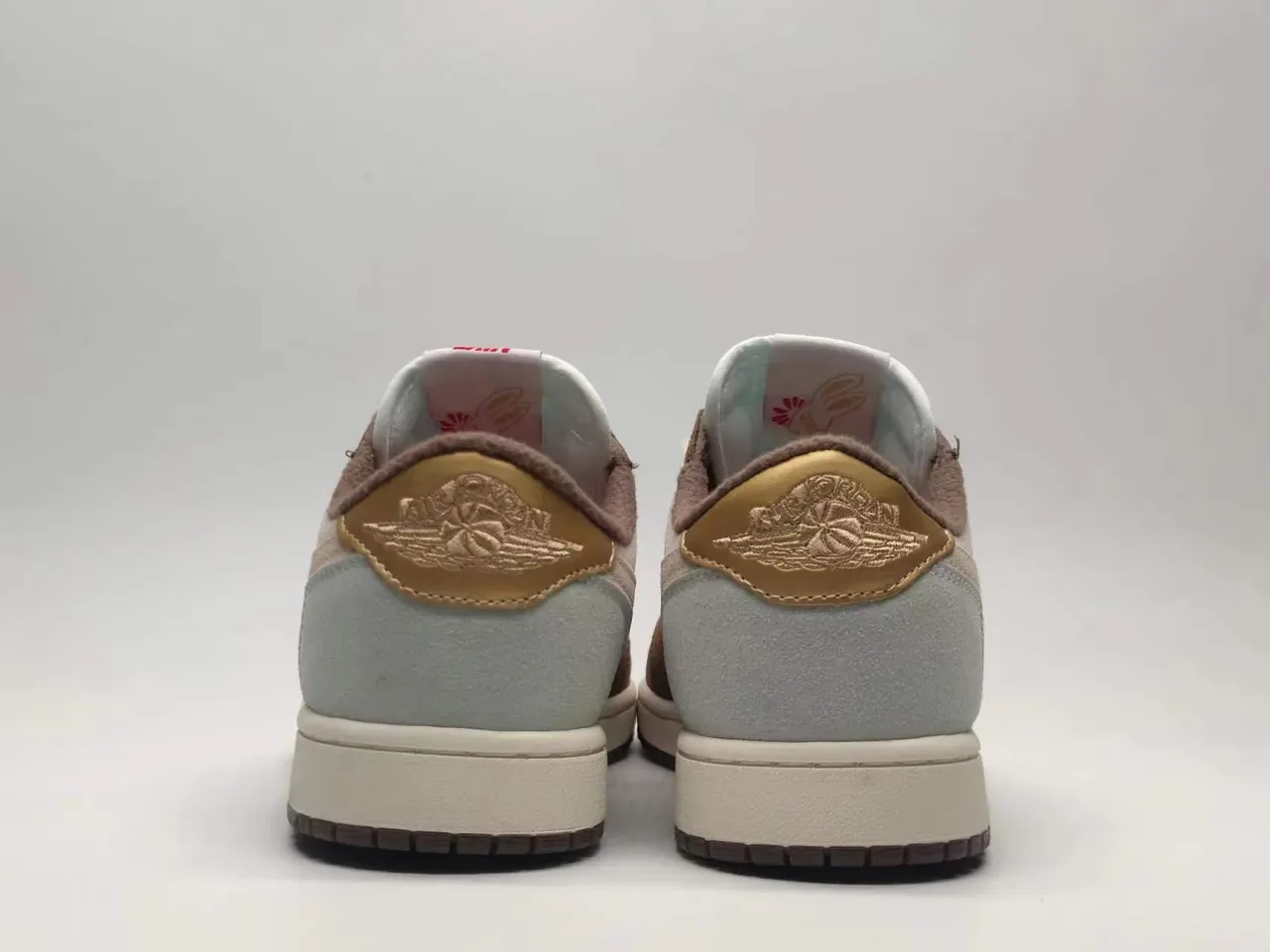 Tênis lifestyle de cano baixo Air Jordan 1 com cabedal em camurça marrom e bege 6