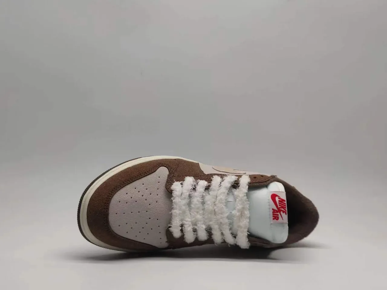 Tênis lifestyle de cano baixo Air Jordan 1 com cabedal em camurça marrom e bege 7
