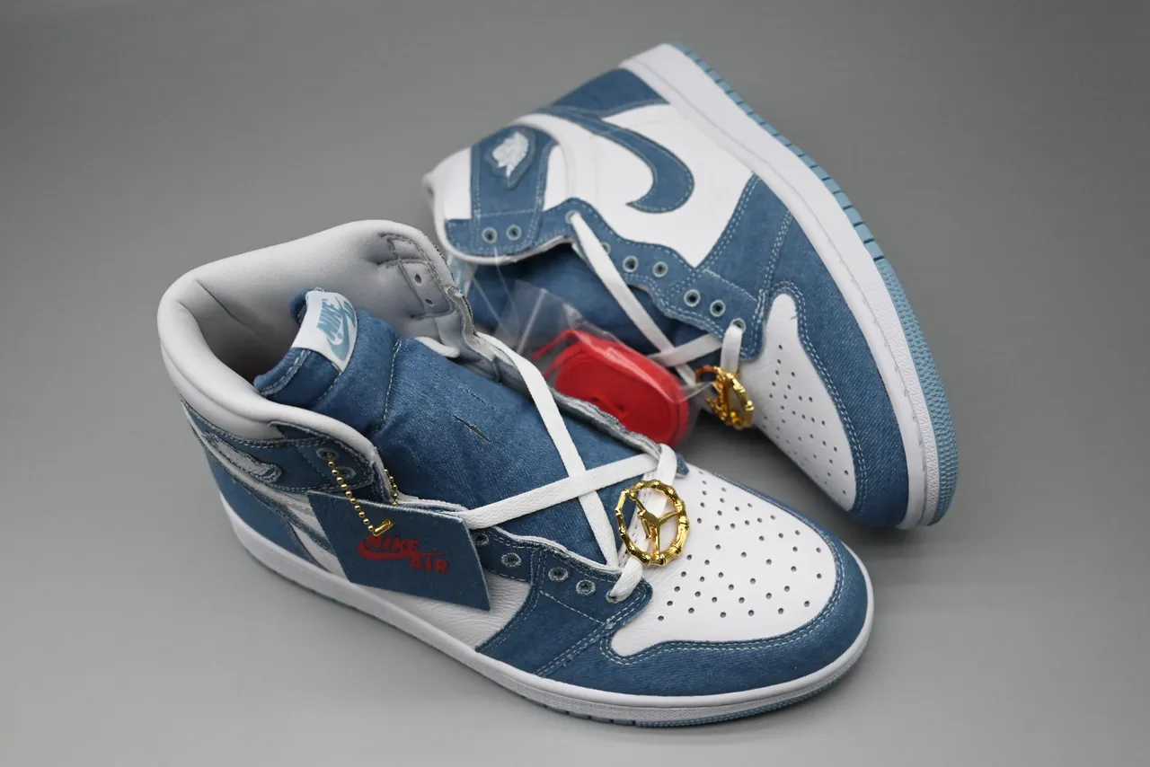 Chaussures de basketball montantes Air Jordan 1 bleu denim et blanc 4