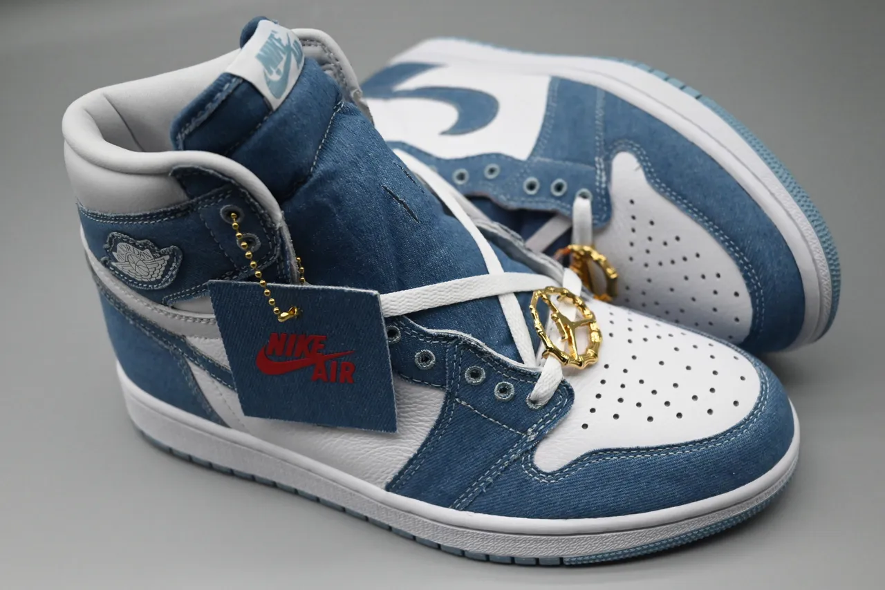 Chaussures de basketball montantes Air Jordan 1 bleu denim et blanc 5