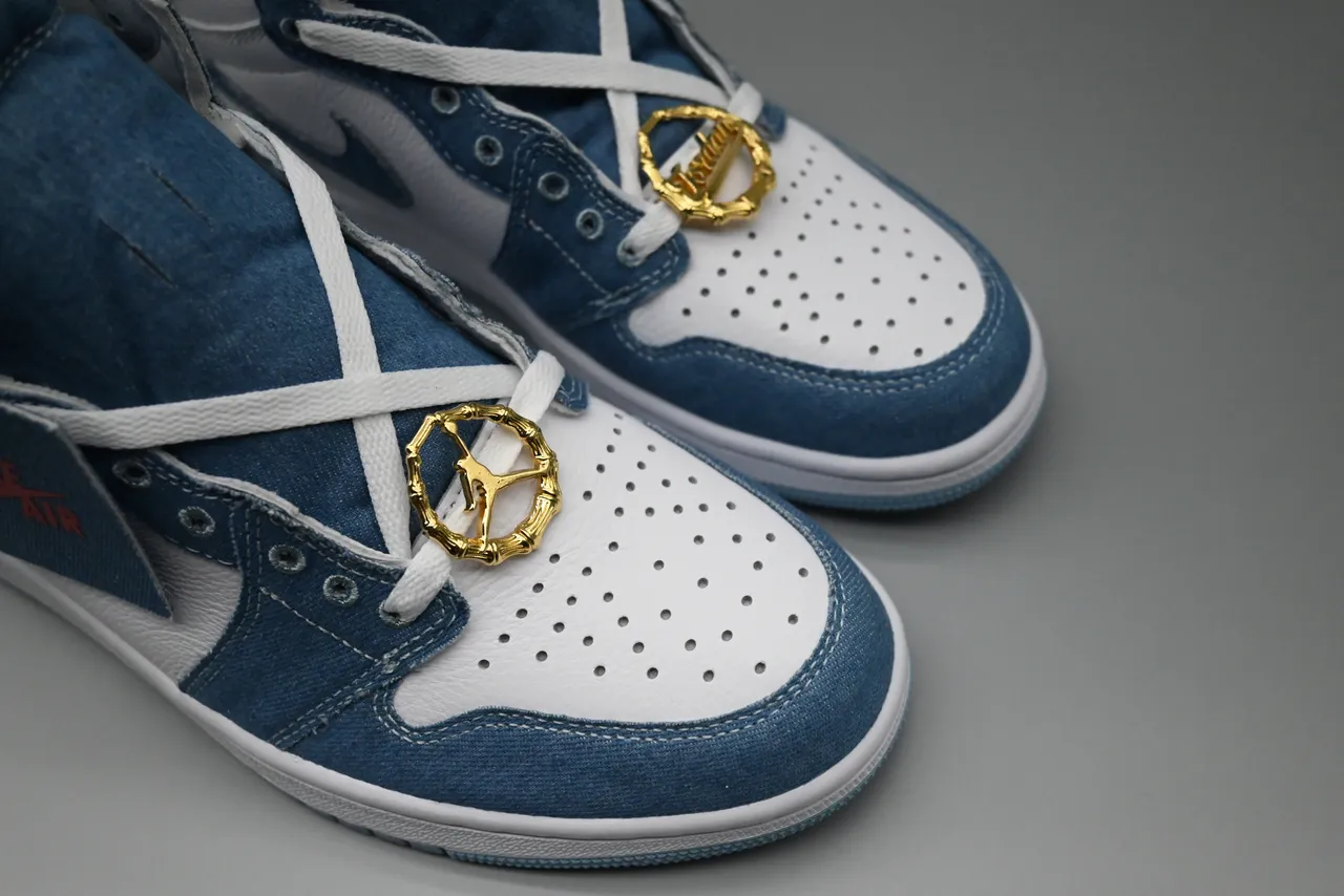 Chaussures de basketball montantes Air Jordan 1 bleu denim et blanc 6