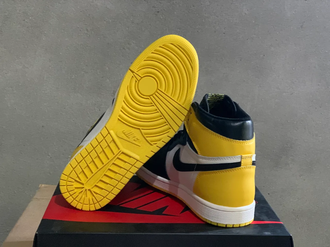 Air Jordan 1 High Black Yellow White Basketball Shoes 2