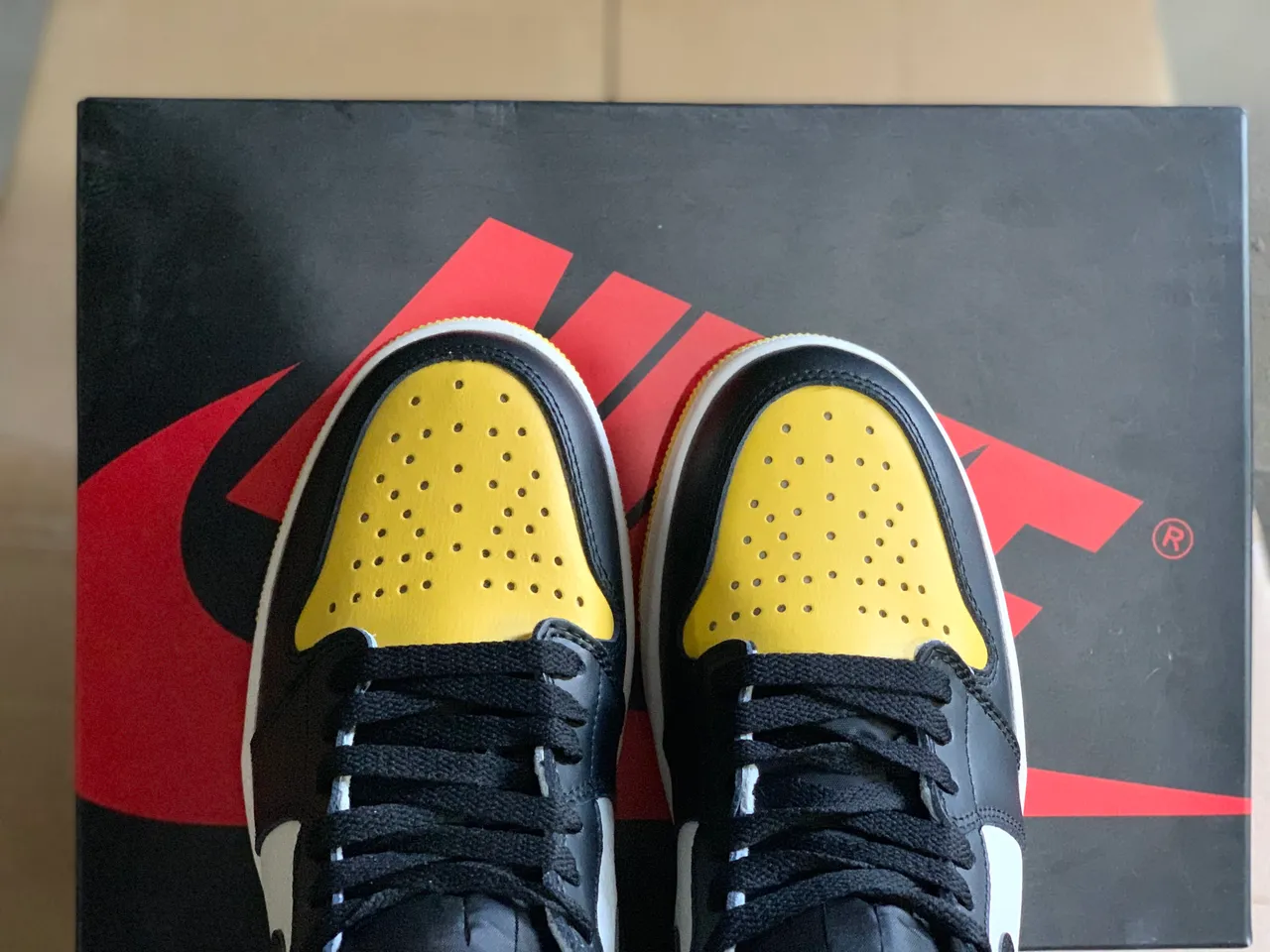 Air Jordan 1 High Black Yellow White Basketball Shoes 4