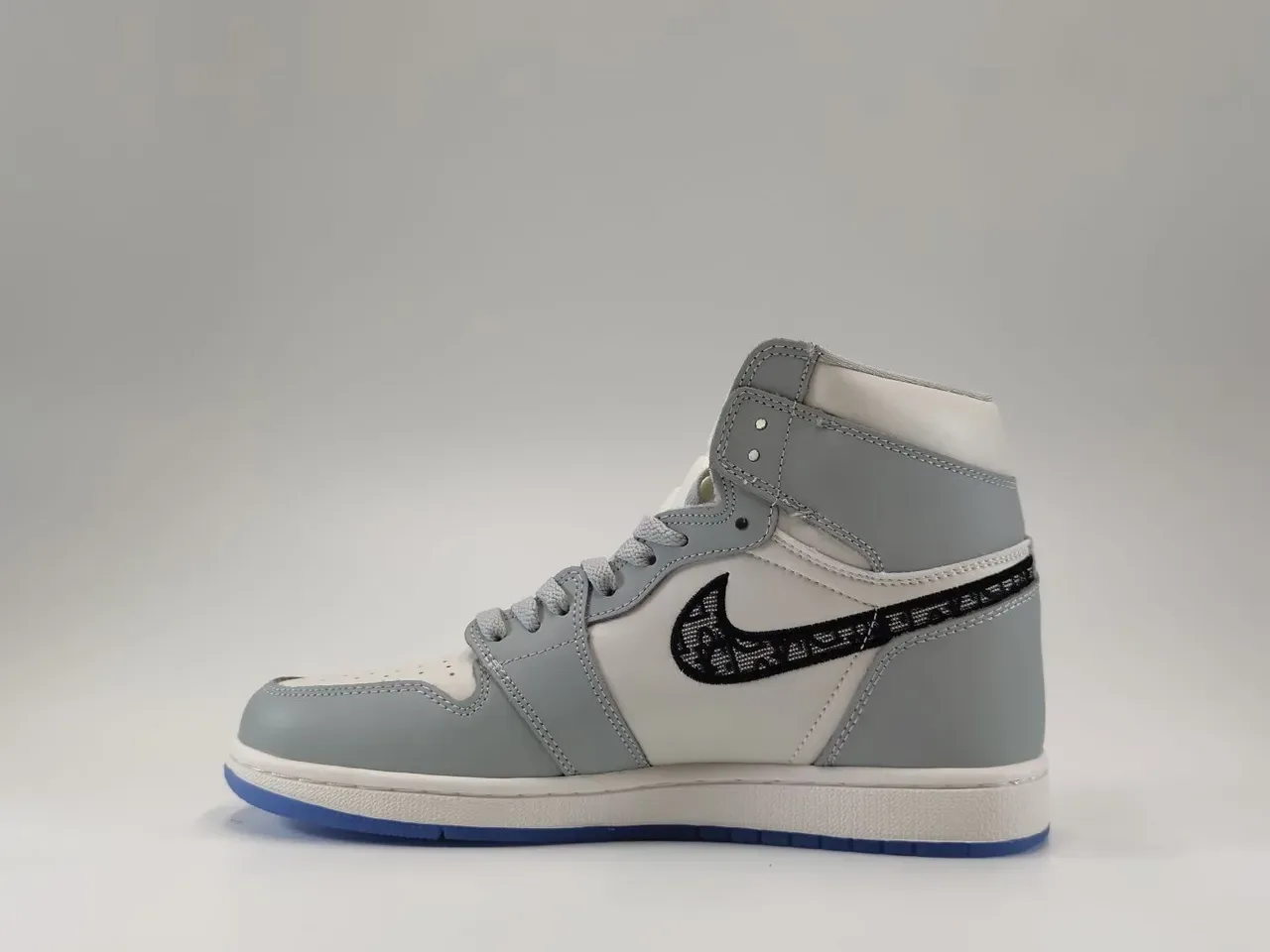 Air Jordan 1 High Tênis de Basquete Cinza Claro Branco Azul Translúcido 4