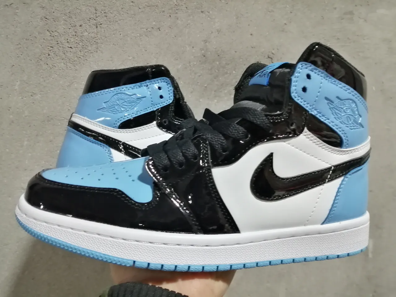 Air Jordan 1 High Cuero Patentado University Blue Negro Blanco Zapatillas de Baloncesto 2