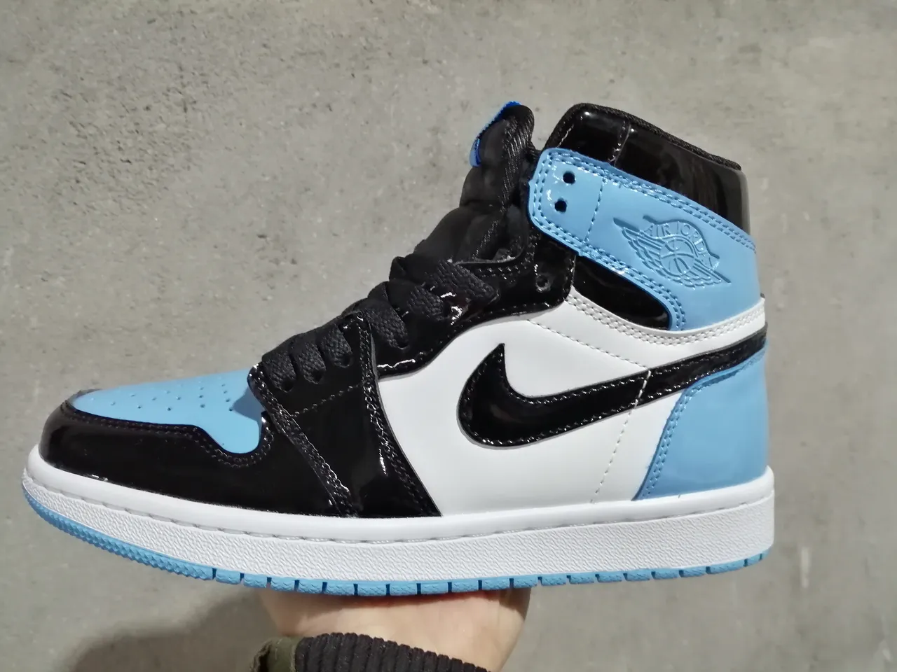 Air Jordan 1 High Cuero Patentado University Blue Negro Blanco Zapatillas de Baloncesto 4