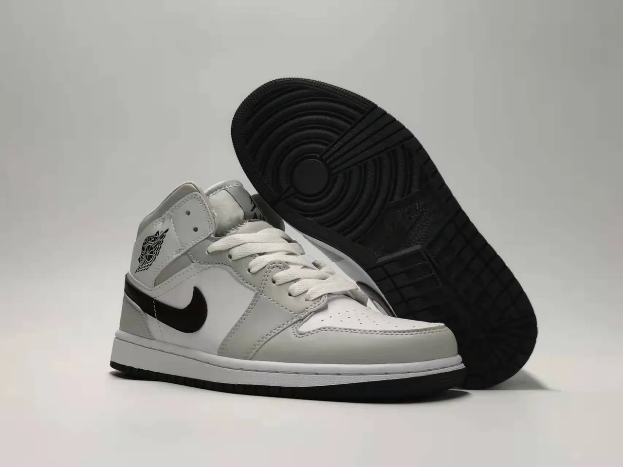 Chaussures de basketball Air Jordan 1 Mid silhouette gris et noir avec empiècements en cuir et matière synthétique 3