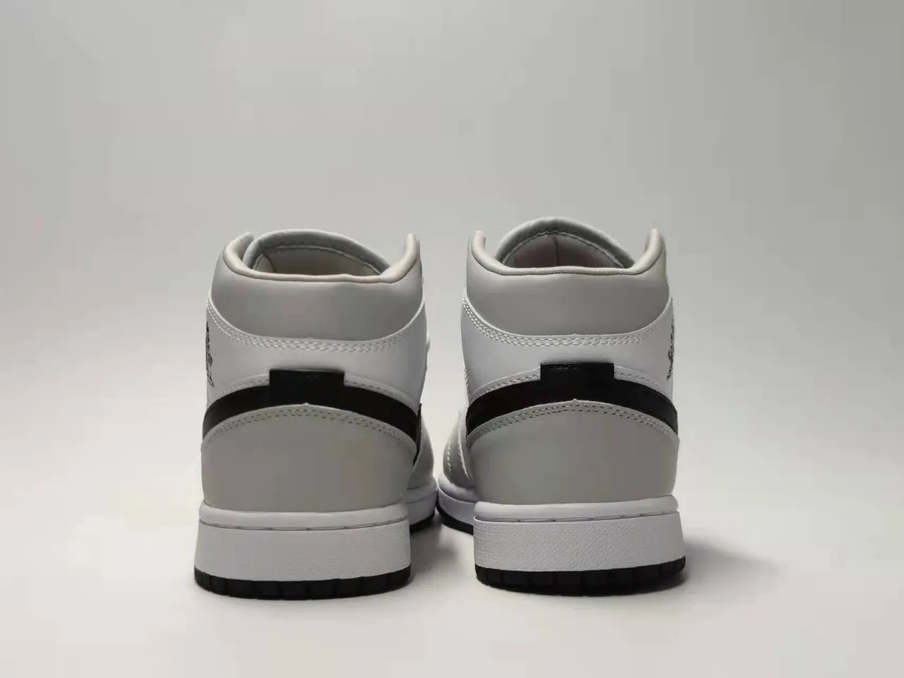 Chaussures de basketball Air Jordan 1 Mid silhouette gris et noir avec empiècements en cuir et matière synthétique 5