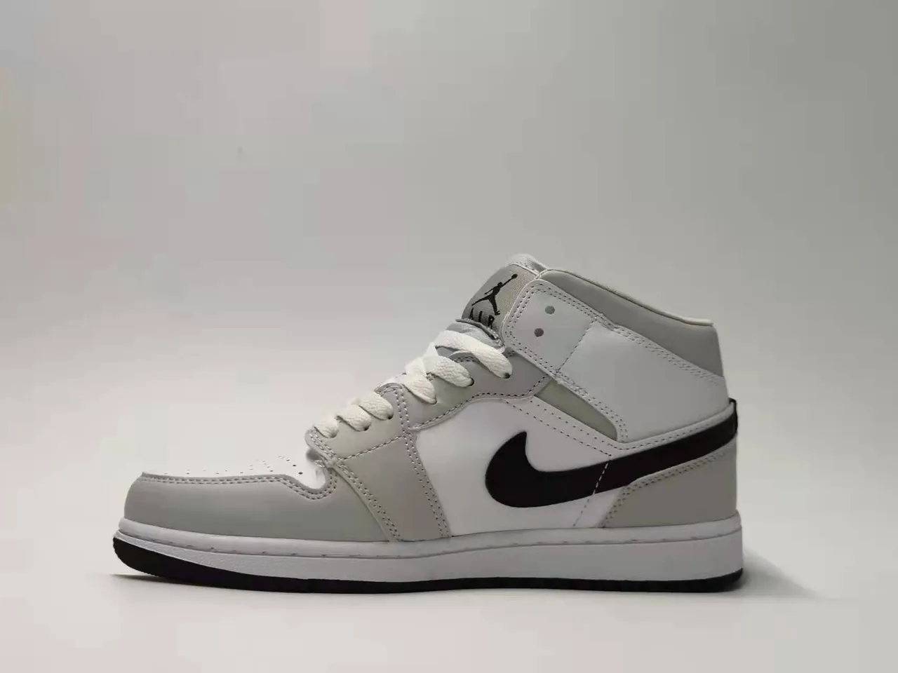 Chaussures de basketball Air Jordan 1 Mid silhouette gris et noir avec empiècements en cuir et matière synthétique 6