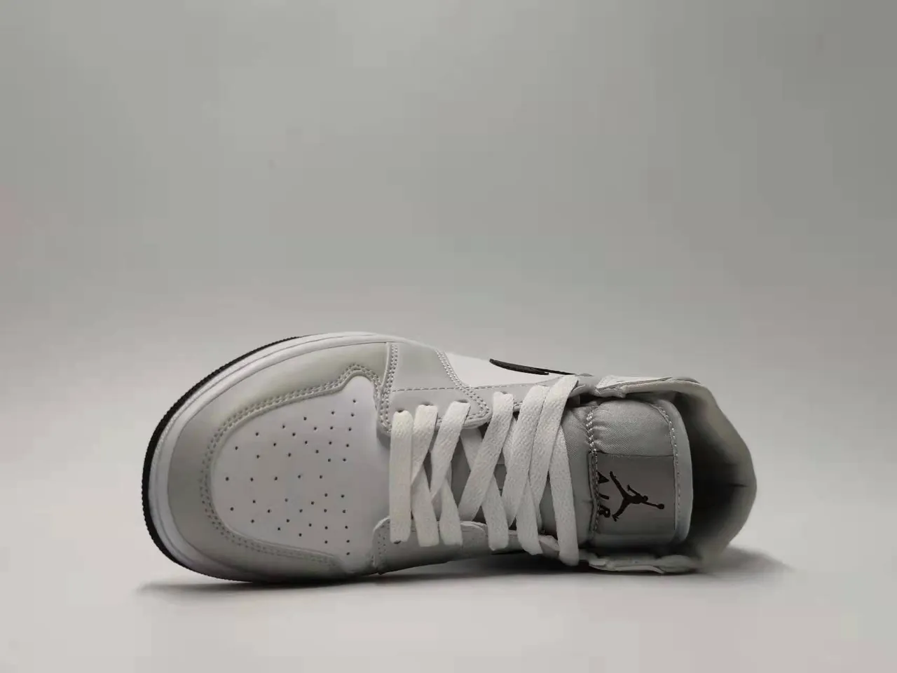 Chaussures de basketball Air Jordan 1 Mid silhouette gris et noir avec empiècements en cuir et matière synthétique 7
