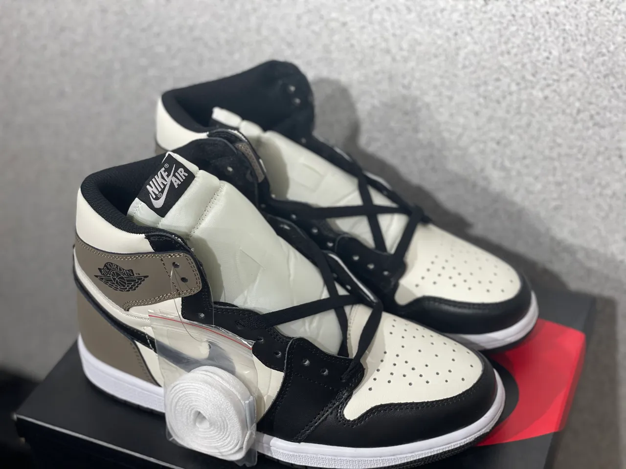 Air Jordan 1 White Black High-Top Leather-Suede Hybrid Basketball Shoes 2