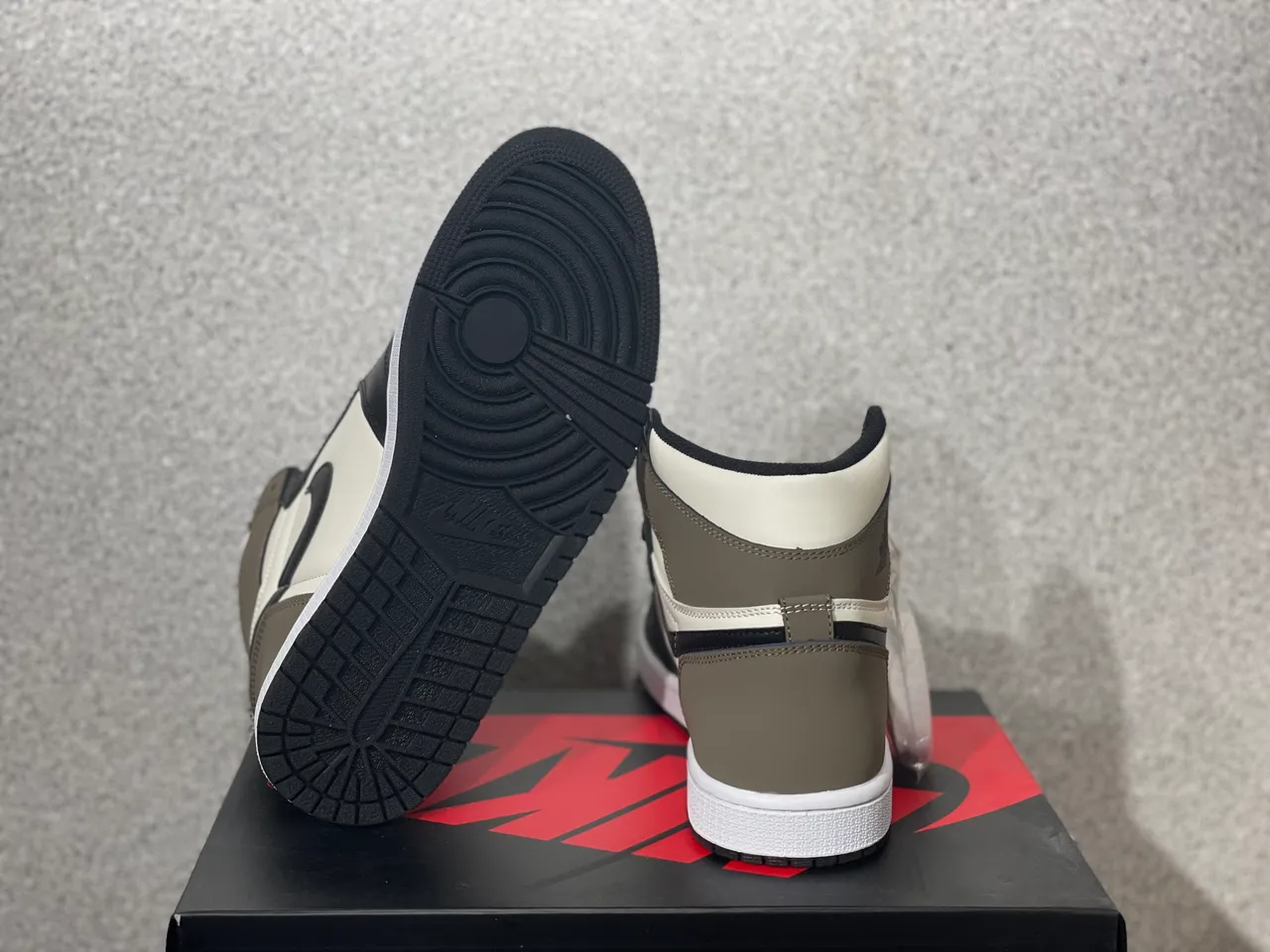 Air Jordan 1 White Black High-Top Leather-Suede Hybrid Basketball Shoes 4