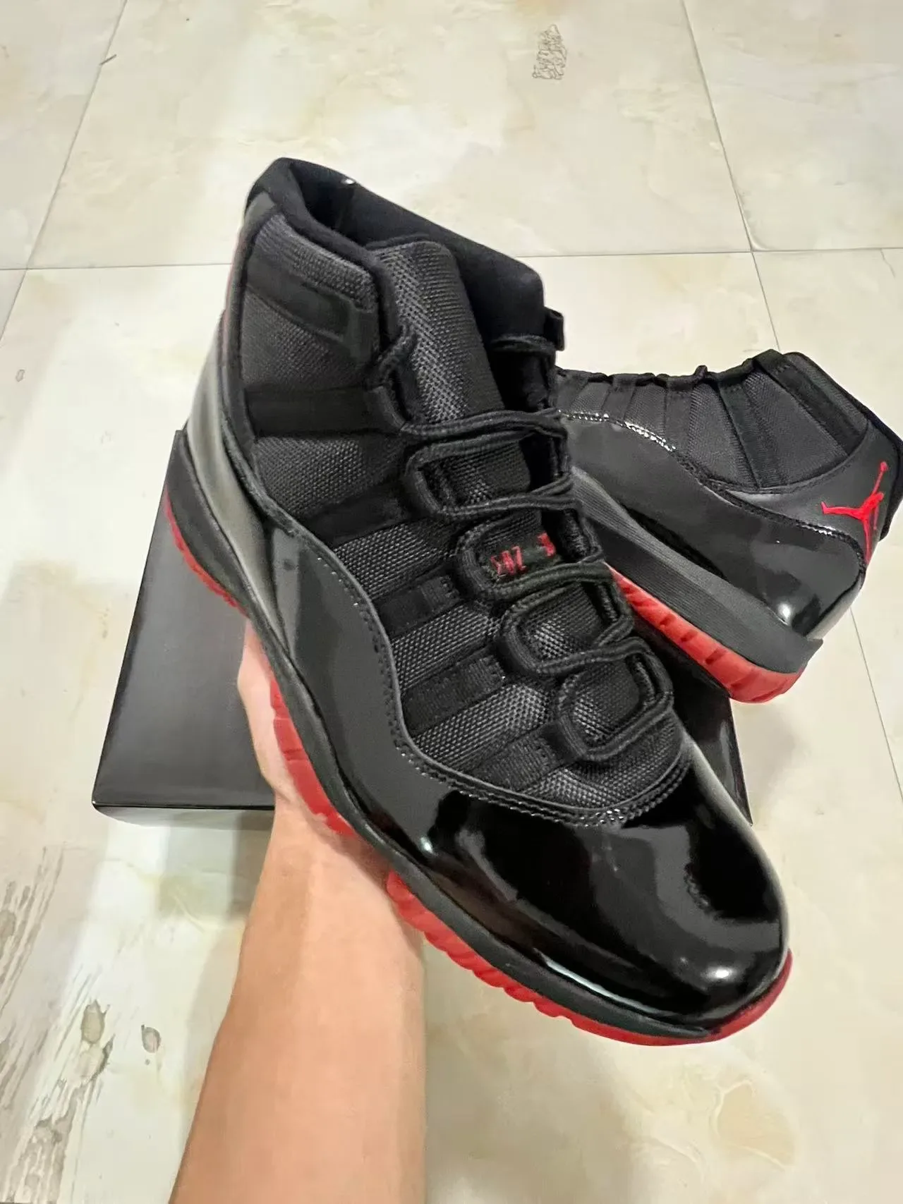 Air Jordan 11 Preto e Vermelho Couro Patentado Tênis de Basquete 2