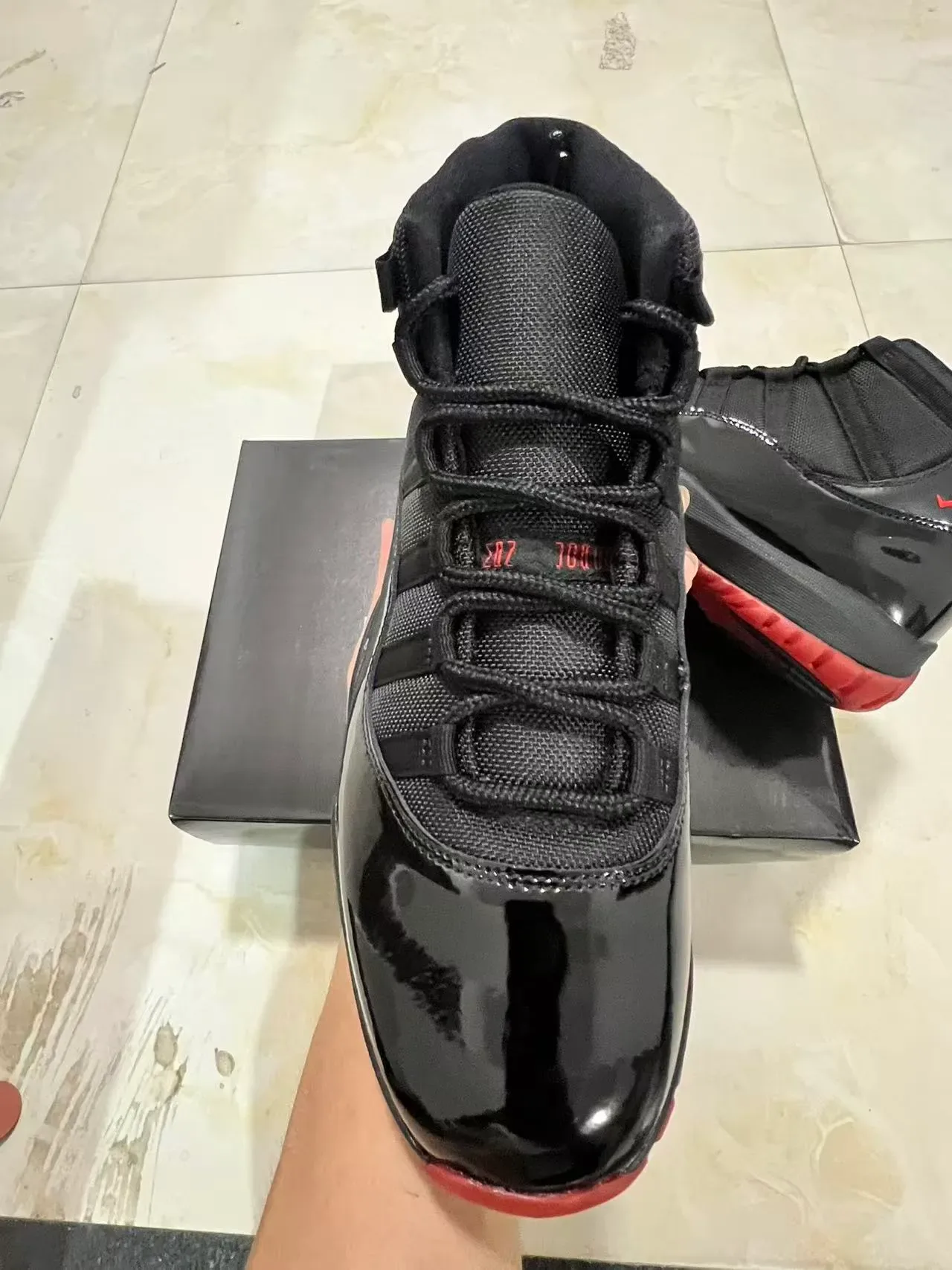 Air Jordan 11 Preto e Vermelho Couro Patentado Tênis de Basquete 3