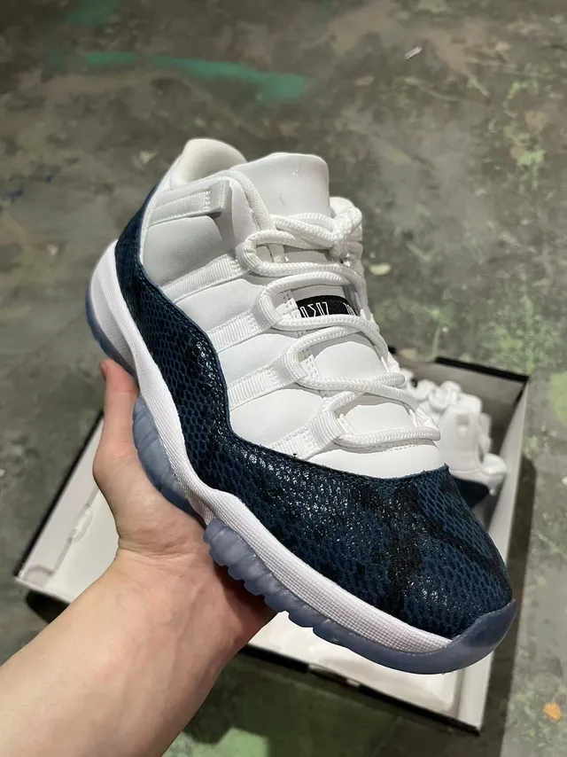 Chaussures de basketball Air Jordan 11 blanc et bleu marine peau de serpent 2