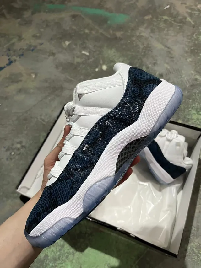 Chaussures de basketball Air Jordan 11 blanc et bleu marine peau de serpent 3