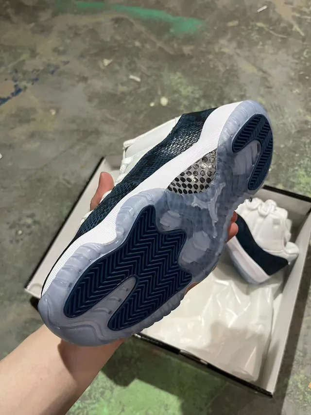 Chaussures de basketball Air Jordan 11 blanc et bleu marine peau de serpent 4