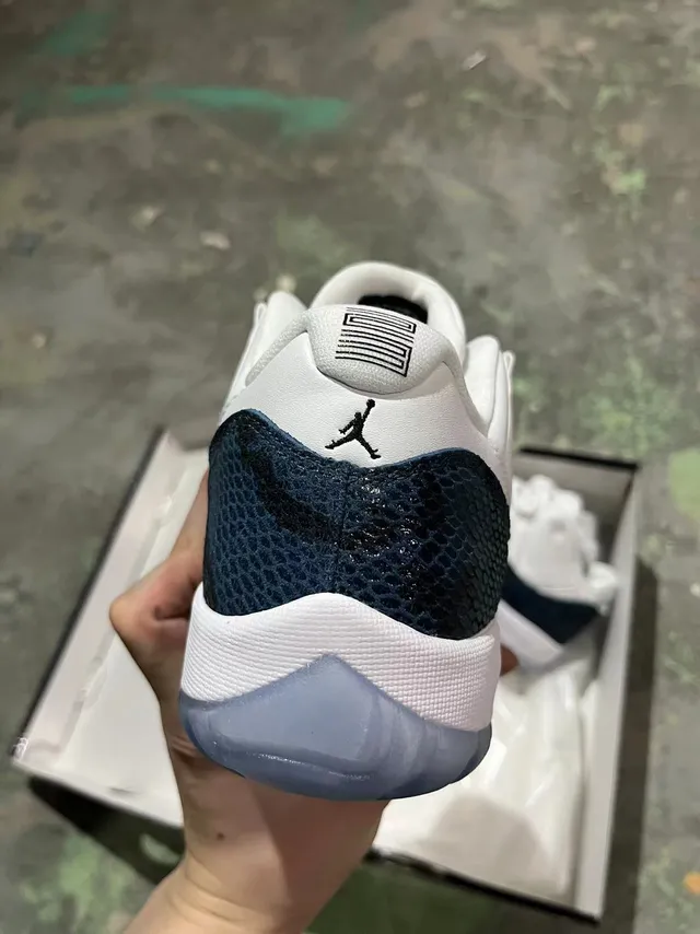 Chaussures de basketball Air Jordan 11 blanc et bleu marine peau de serpent 5