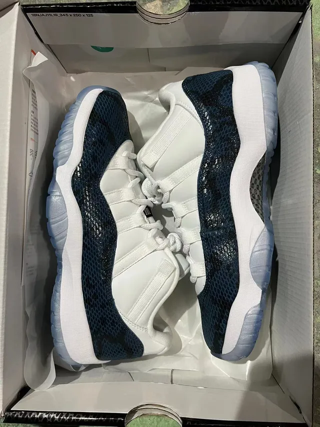 Chaussures de basketball Air Jordan 11 blanc et bleu marine peau de serpent 6
