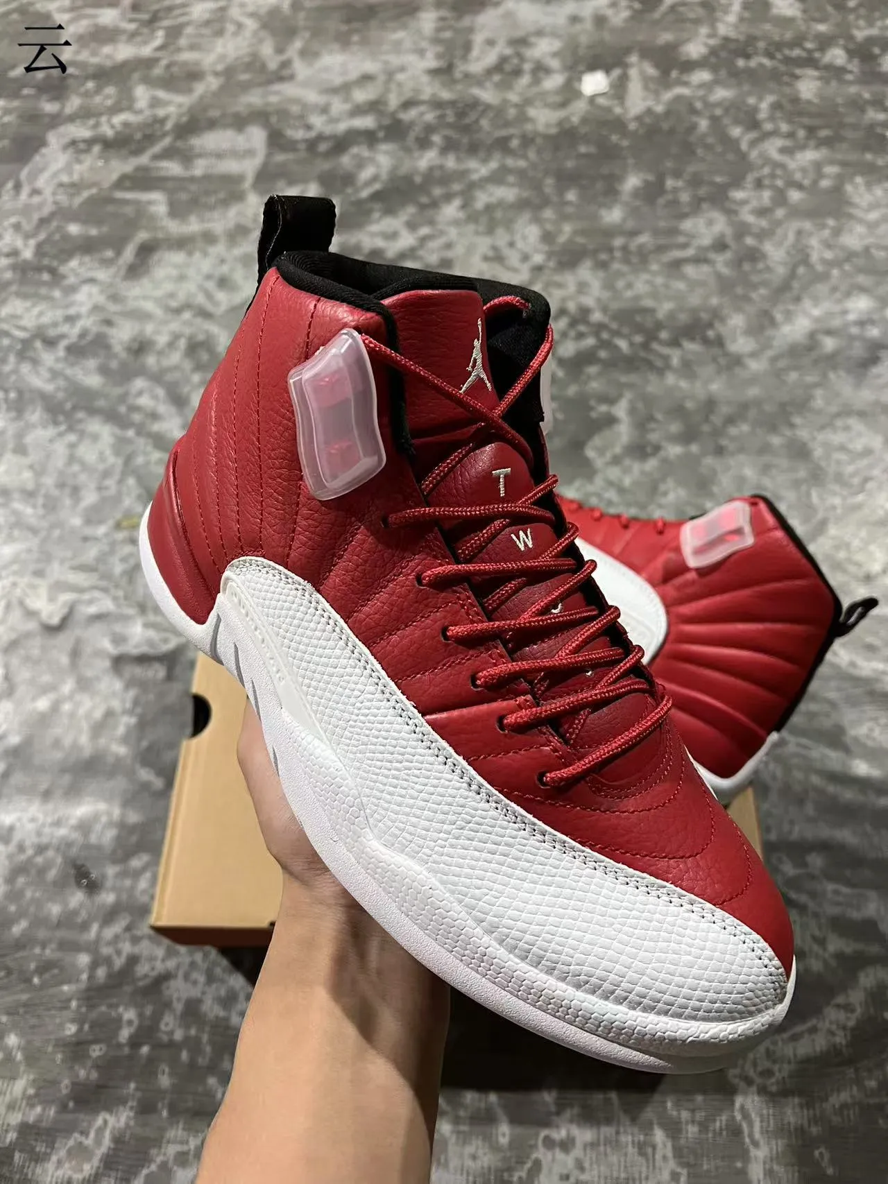 Air Jordan 12 Tênis de Basquete de Couro Quiltado Vermelho e Branco 2