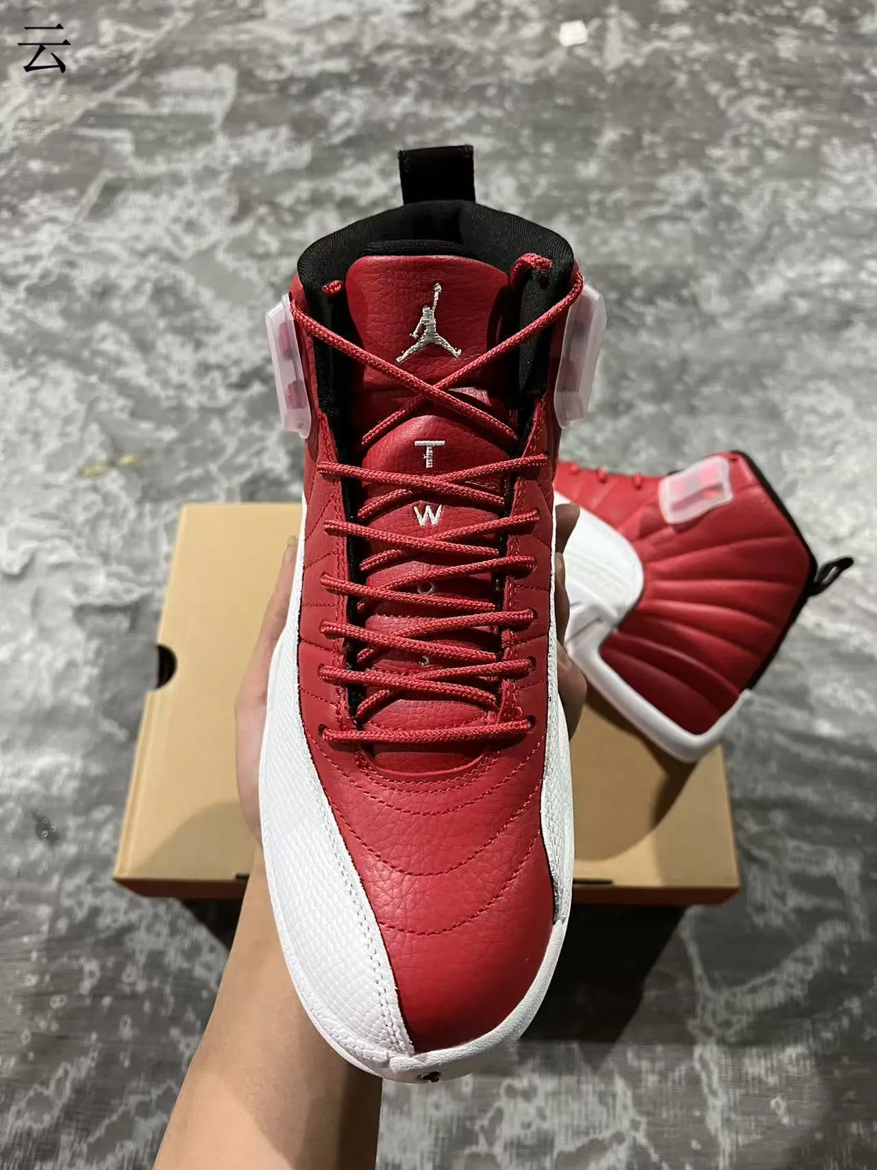 Air Jordan 12 Tênis de Basquete de Couro Quiltado Vermelho e Branco 10
