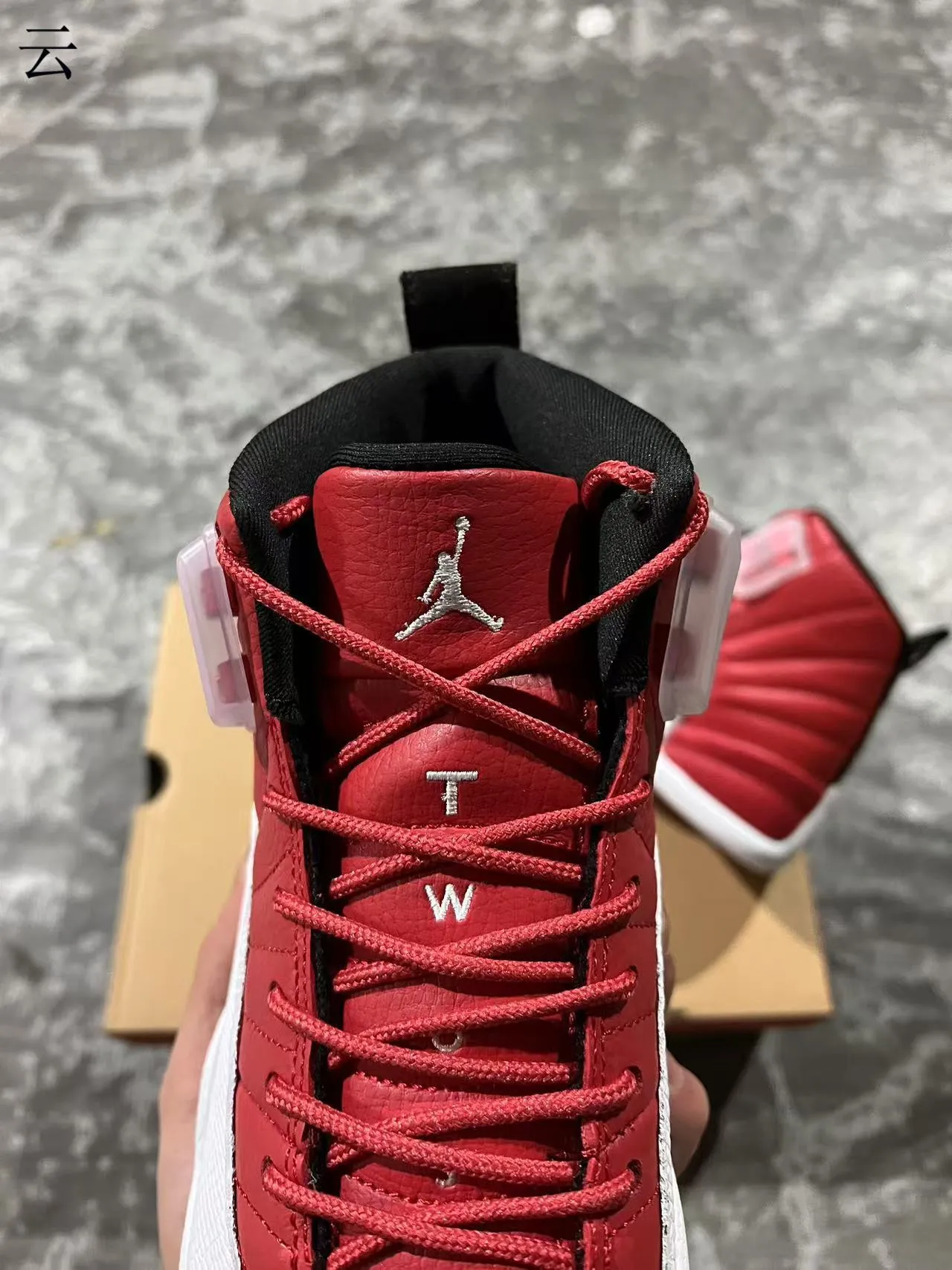 Air Jordan 12 Tênis de Basquete de Couro Quiltado Vermelho e Branco 3