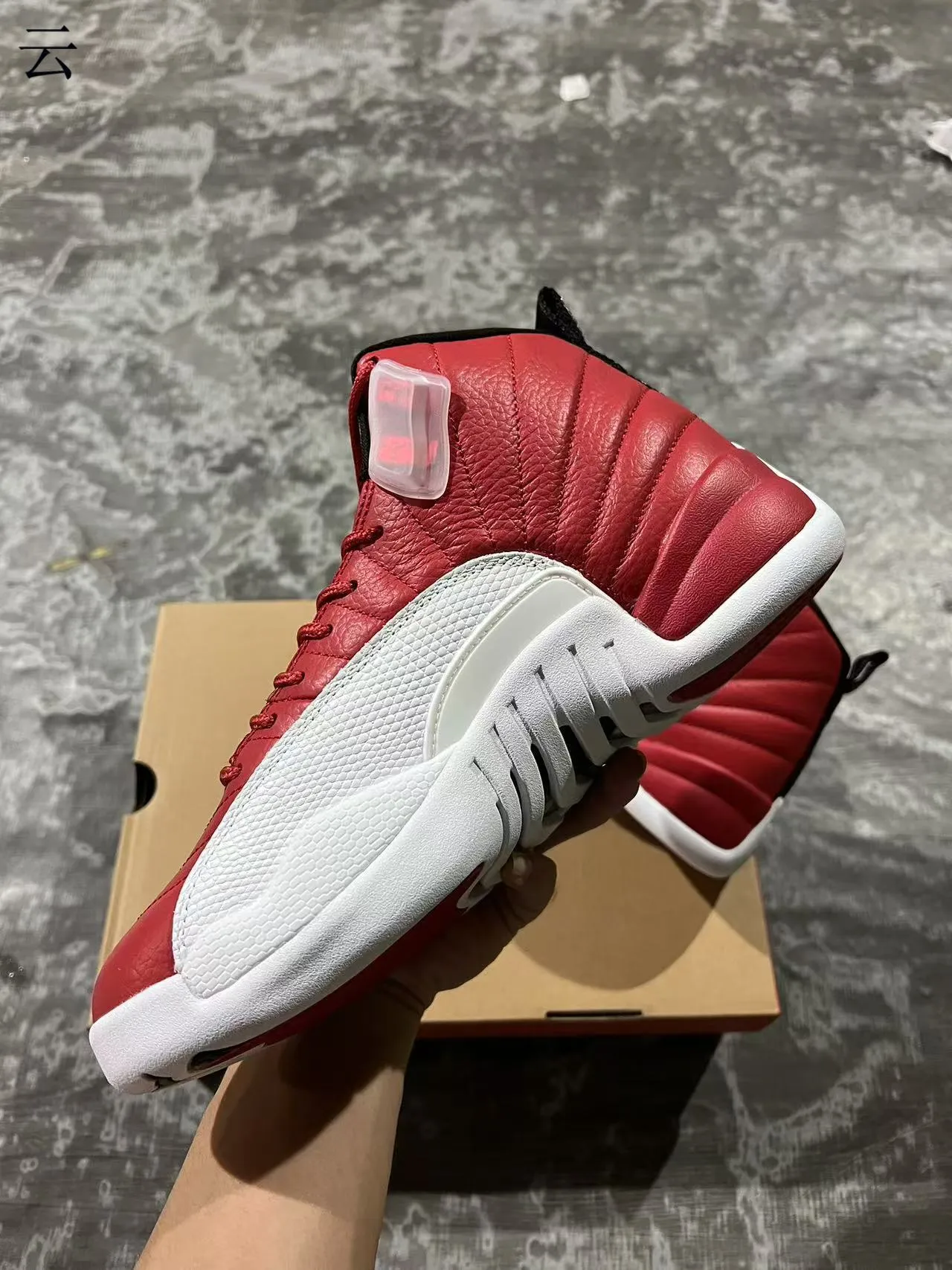 Air Jordan 12 Tênis de Basquete de Couro Quiltado Vermelho e Branco 4