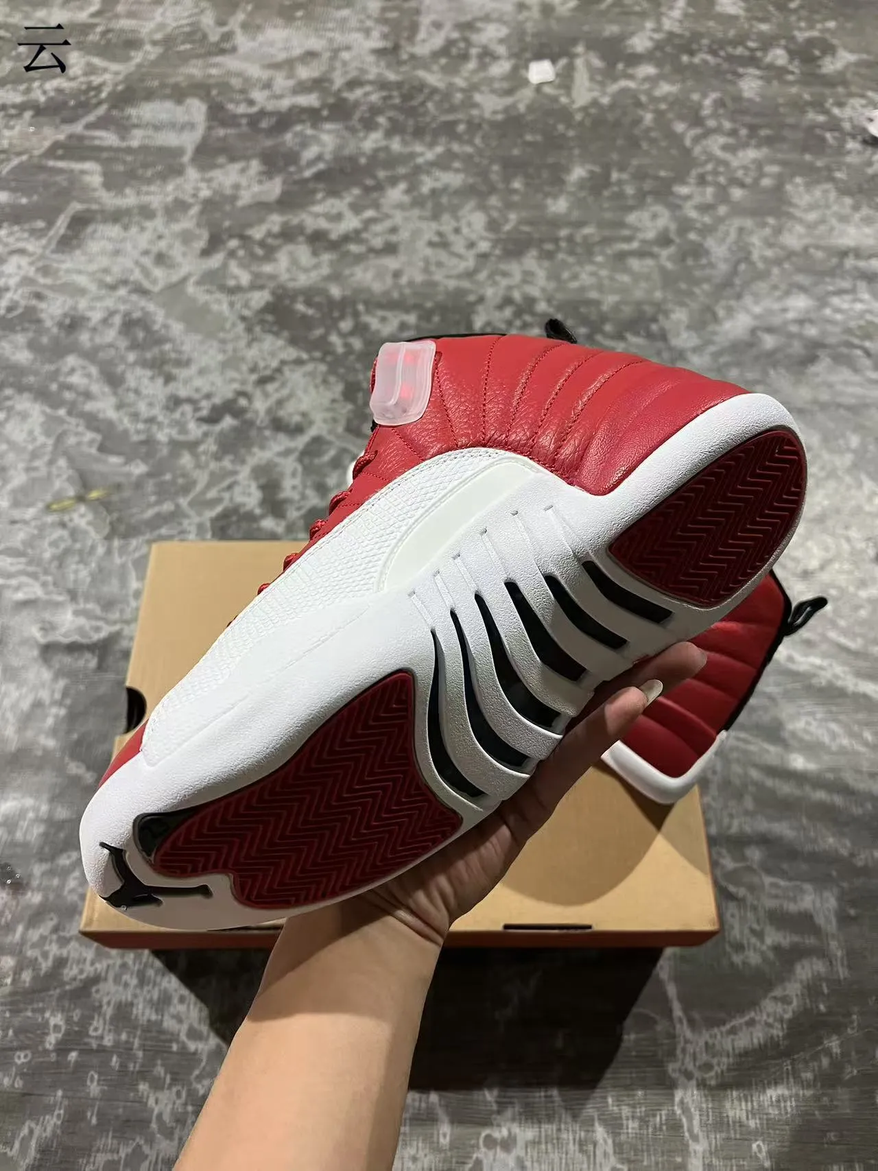 Air Jordan 12 Tênis de Basquete de Couro Quiltado Vermelho e Branco 5