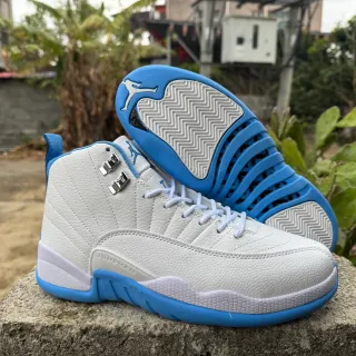 Air Jordan 12 白色和浅蓝色篮球鞋
