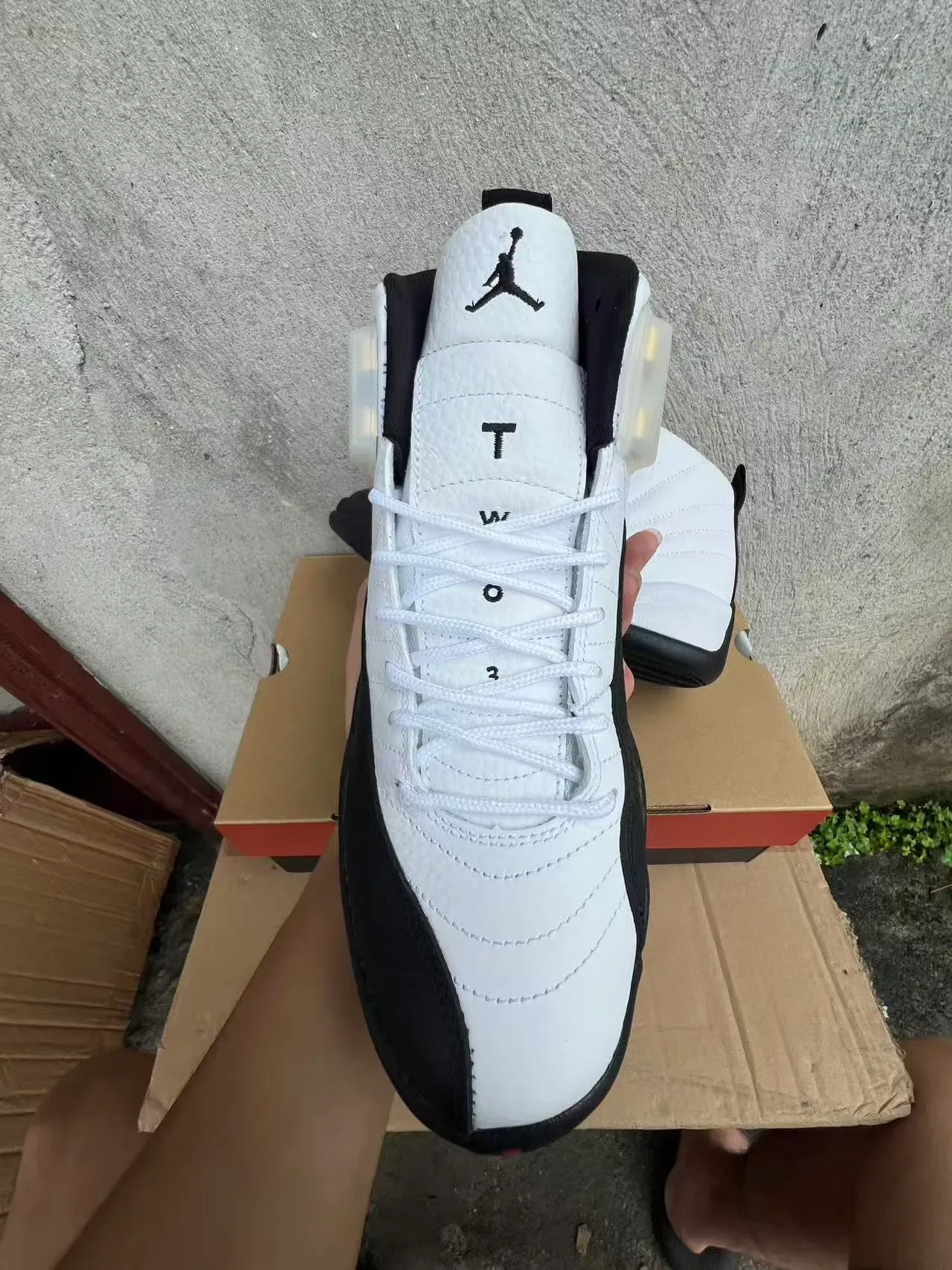Air Jordan 12 Chaussures de Basket Blanc et Noir 3