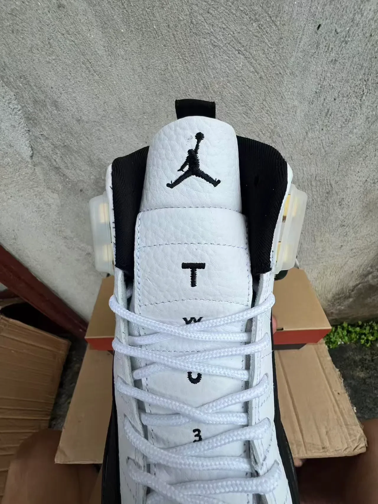 Air Jordan 12 Chaussures de Basket Blanc et Noir 4