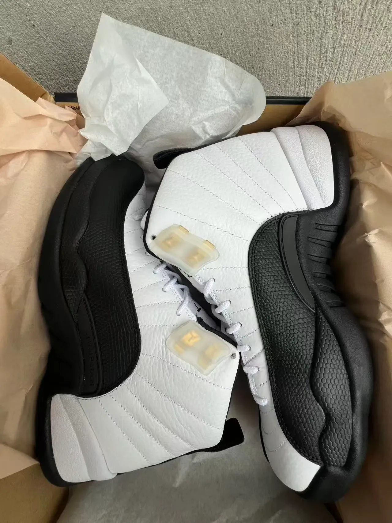 Air Jordan 12 Chaussures de Basket Blanc et Noir 9