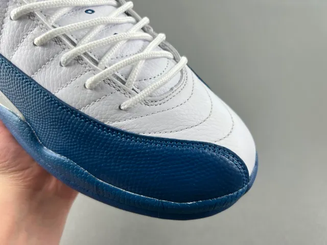 Tênis de basquete Air Jordan 12 branco e azul-marinho 2