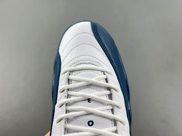 Tênis de basquete Air Jordan 12 branco e azul-marinho 5