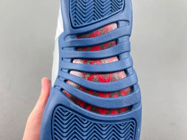 Tênis de basquete Air Jordan 12 branco e azul-marinho 9