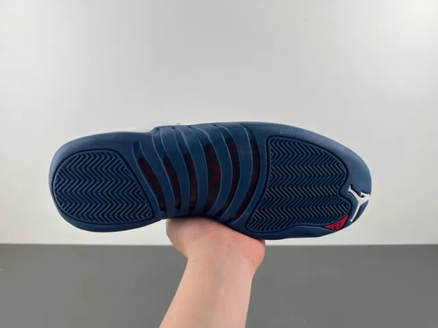 Tênis de basquete Air Jordan 12 branco e azul-marinho 10