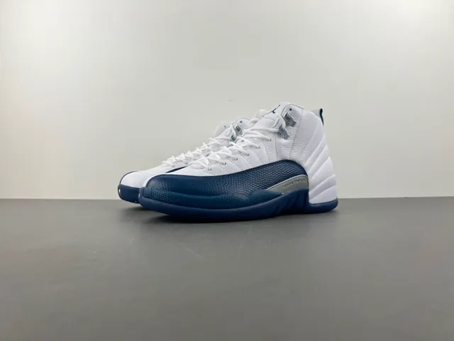 Tênis de basquete Air Jordan 12 branco e azul-marinho 11